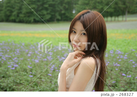 花畑と振り向た女性 268327