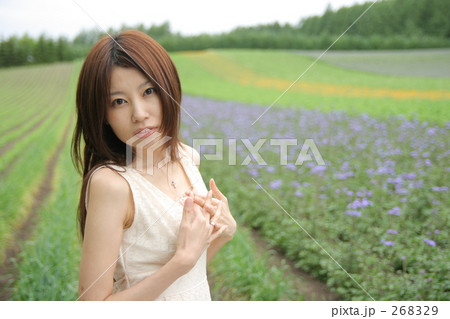 広大な花畑と女性 268329