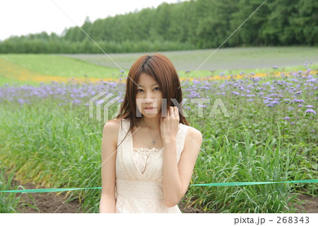 広大な花畑と女性 268343