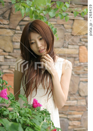 花と女性 268439
