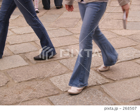 颯爽と歩く奈良 268507