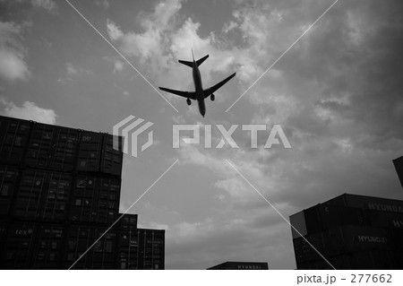 モノクロのジェット機とコンテナ モノクロのジェット機とコンテナ 277662