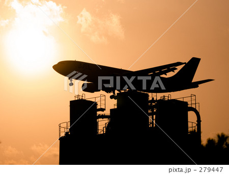 工業地帯の上を行く 279447