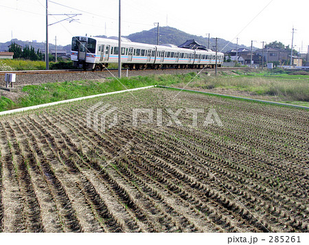 畑と電車 285261