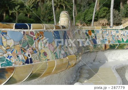 色タイルのベンチ 287779