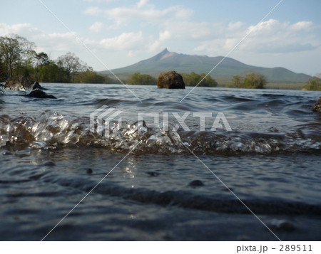 波と北海道大沼と駒ケ岳 波と北海道大沼と駒ケ岳 289511