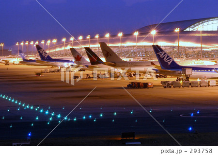 夜の国際空港 293758