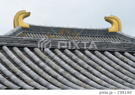 回廊の屋根越しに大仏殿の鴟尾 回廊の屋根越しに大仏殿の鴟尾 298190