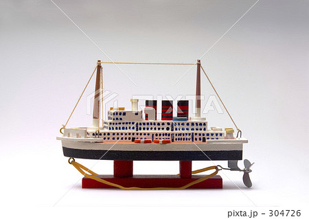 おもちゃ 船 おもちゃの船の写真素材