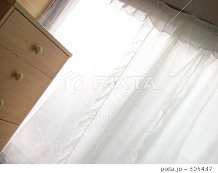 カーテンのある部屋 305437