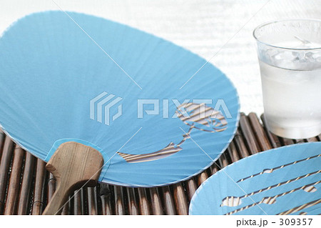 縁台のうちわと水 縁台のうちわと水 309357