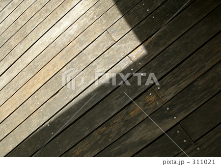 ウッドデッキと影 311021