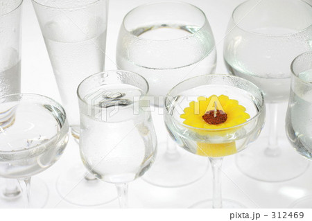 並ぶグラス　２ 312469