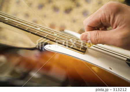 ベースを弾く 313212