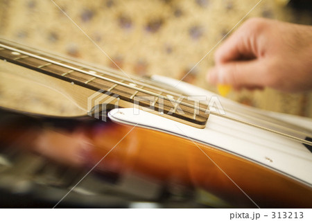 ベースを弾く 313213