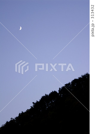 トワイライトの三日月と山のシルエット トワイライトの三日月と山のシルエット 313432