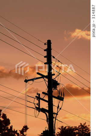 電柱と送電線 314887