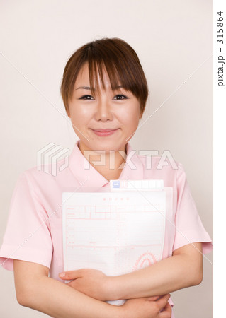 カルテを持つ歯科助手 315864