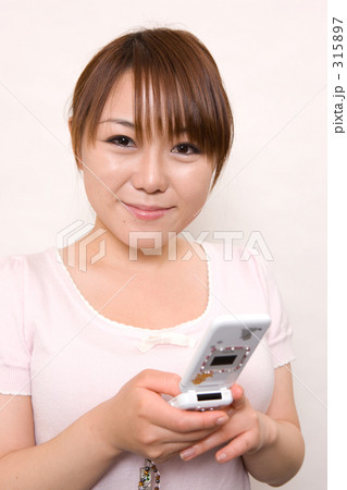 携帯電話をかける女性 携帯電話をかける女性 315897