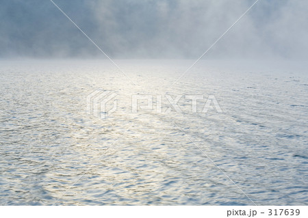 朝霧立ち上る円山川 317639