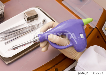歯科医院の麻酔注射器 317724