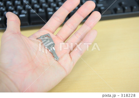 手のひらの鍵とキーボード 318228