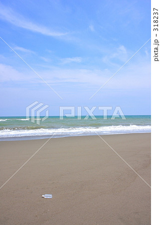 ペットボトルと海３ 318237