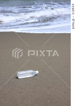 ペットボトルと海４ 318634