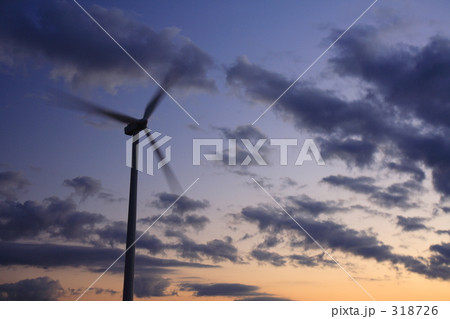 風力発電所の夕暮れ 318726