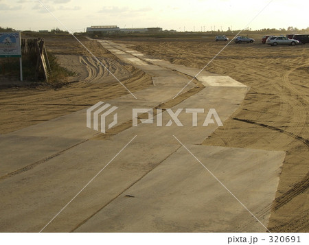 砂丘の鉄板道路 320691