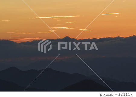 重なる山並みと日没 重なる山並みと日没 321117