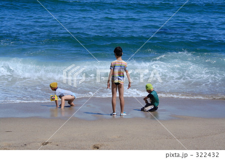 海水浴をする子どもたち 海水浴をする子どもたち 322432