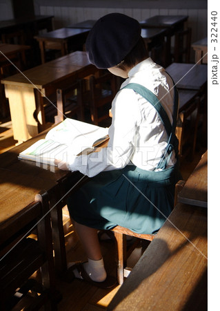 教室で本を読む女性 322440