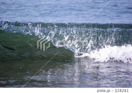 波の中を泳ぐ小魚の群 328281