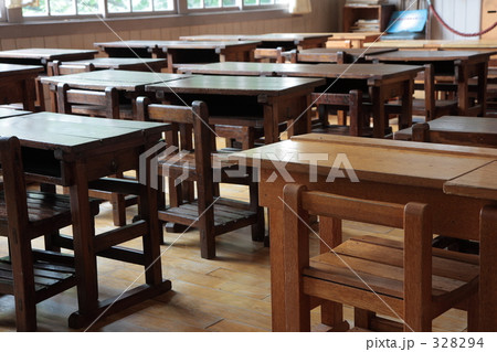 廃校の机 328294