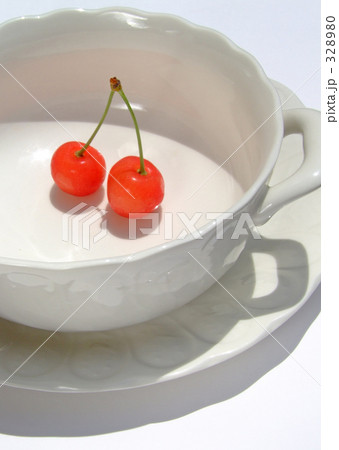 チェリーとスープ皿 328980