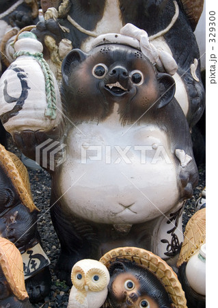 徳利を持った狸の置物 徳利を持った狸の置物 329300