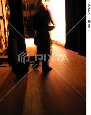 舞台裏の男 329928