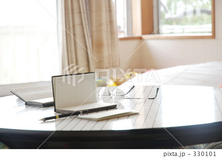 めがねと手帳 330101