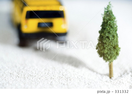 長い影と黄色い四駆のイメージ 長い影と黄色い四駆のイメージ 331332