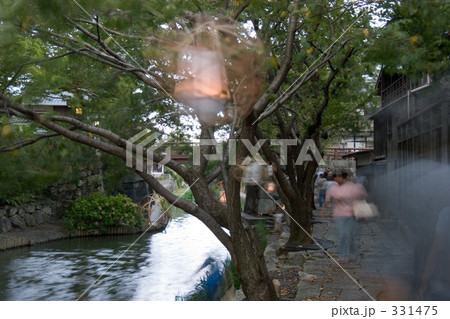 風に揺れるロウソク 331475