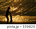 女性と子どものシルエット 339820