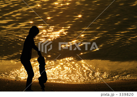 女性と子どものシルエット 女性と子どものシルエット 339820