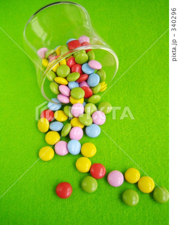 ビンとマーブルチョコ（緑・タテ） 340296