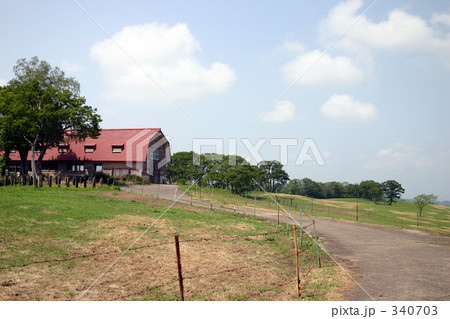 牛舎と牧場 340703