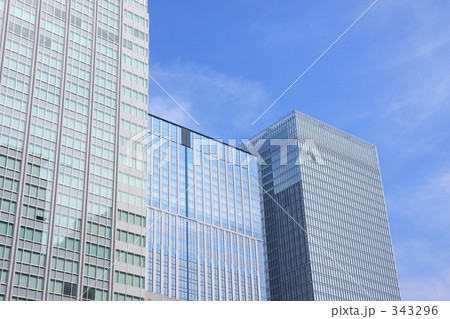 丸の内のビルと空 343296