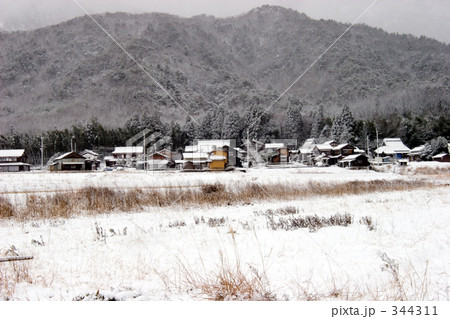 雪つもる村 344311