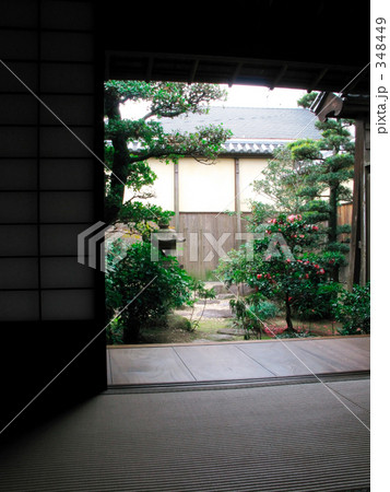 庭の見える旧家の部屋 348449
