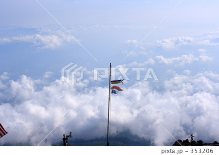 屋根より高い鯉のぼり 353206