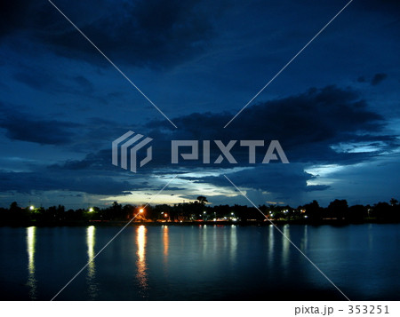 夜のチャオプラヤー川 353251